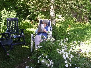 Mutti in ihrem Garten in Pentenried