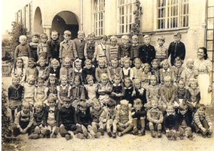 Klassenfoto mit Fräulein Singer