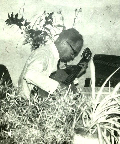 Vati im Wohnzimmer an der Gitarre