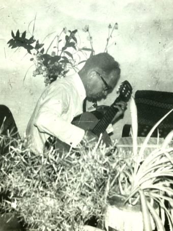 Vati im Wohnzimmer an der Gitarre